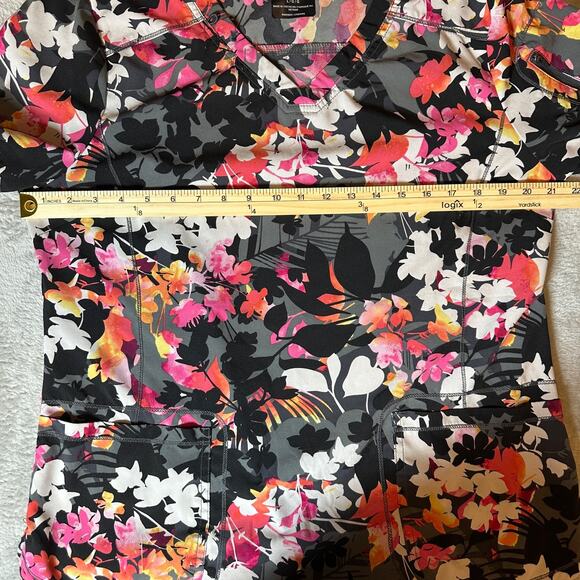 Nice! Dickies Women’s Floral Scrub Top Size Large V Neck Medical Uniform Stretch - Picture 5 of 7